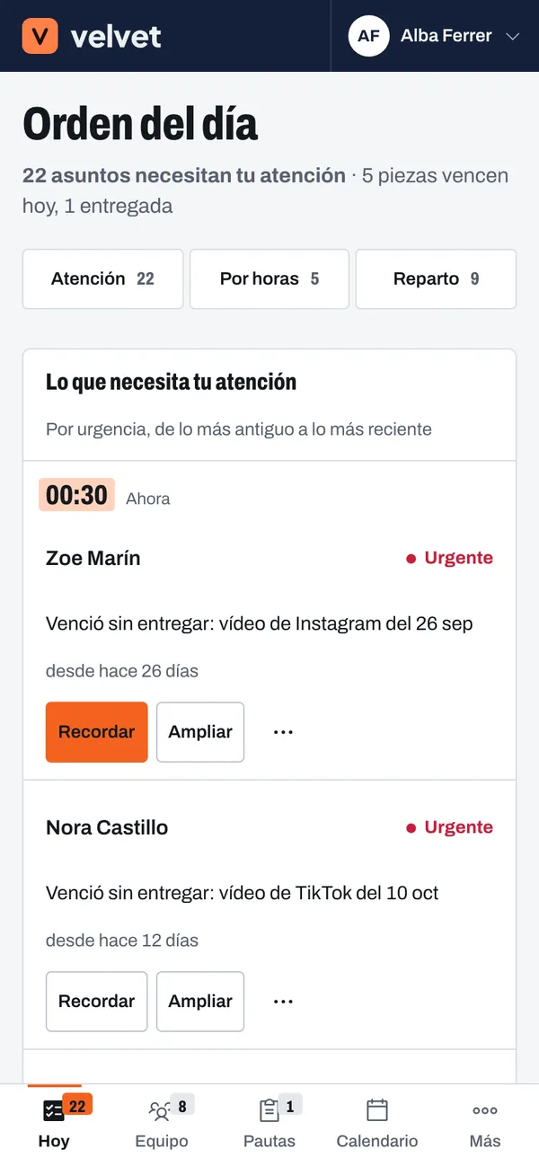 El orden del día de una mánager en el móvil: lo que necesita su atención, con «Recordar» y «Ampliar» en cada asunto